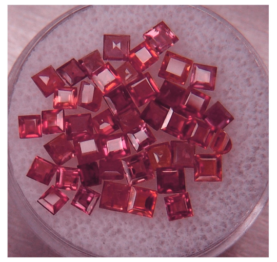 Ceylon NATURAL Heat treated VS-VVS clean orangish-red square princess cut Sapphires from Sri Lanka 1.00tcw